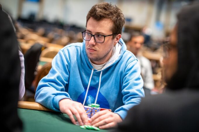 Gabriel Schroeder avançou no US$ 1,6K do WPT WC (Foto: PokerNews)