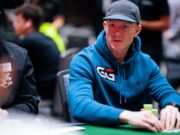 Jason Koon não ficou feliz com o resultado da mão (Foto: PokerNews)