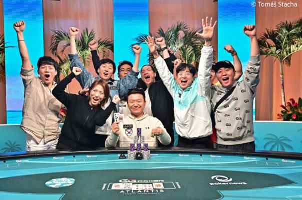 Jin Hoon Lee fez a festa com os amigos (Foto: WSOP)