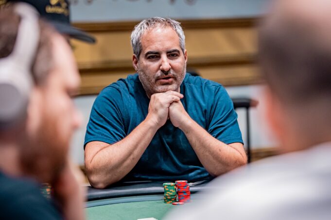 Matt Glantz foi para o fim do chip count com a jogada (Foto: PokerNews)