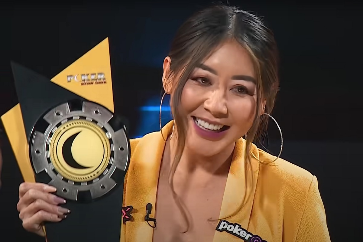 Maria Ho com o troféu do Game of Gold (Foto: Reprodução/YouTube @GGPoker)