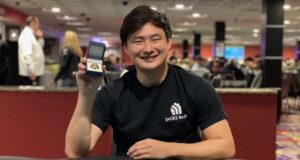 Stephen Song com um de seus três anéis conquistados em novembro (Foto: WSOP)