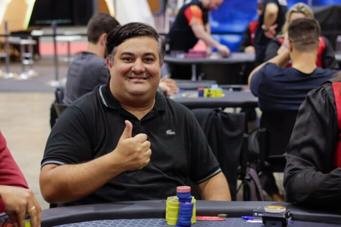 Alen Alencar assumiu a ponta do chip count geral