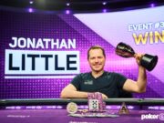 Jonathan Little conquistou o troféu de campeão (Foto: PokerGO)