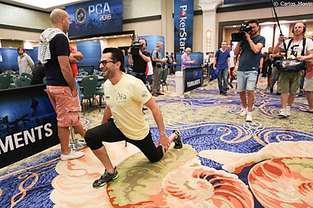 Andar fazendo lunge, como na foto, levou Antonio Esfandiari a uma atitude bizarraal