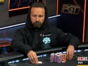 Daniel Negreanu escolheu a hora errada para shovar (Reprodução/Twitter @PokerGO)