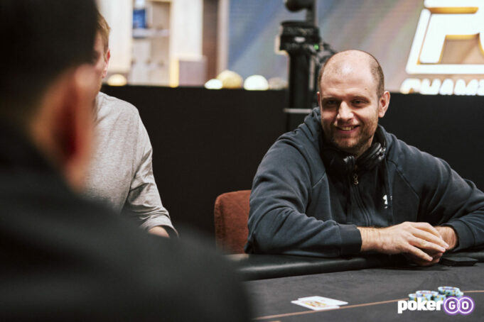 Daniel Smiljkovic tem um stack gigante no Dia Final (foto: PokerGO)