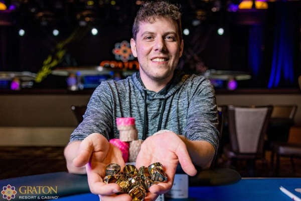 Ari Engel agora tem vantagem na ponta (Foto: WSOP & Hayley Hochstetler)