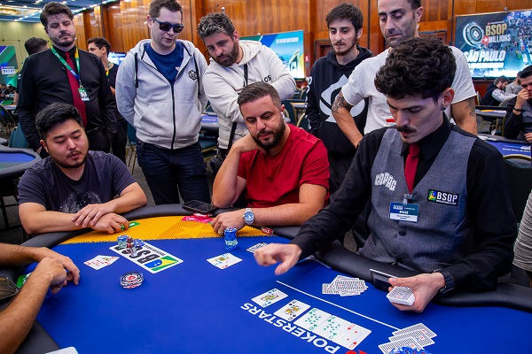 Gustavo Kamei eliminou Rafael Mota na bolha do torneio