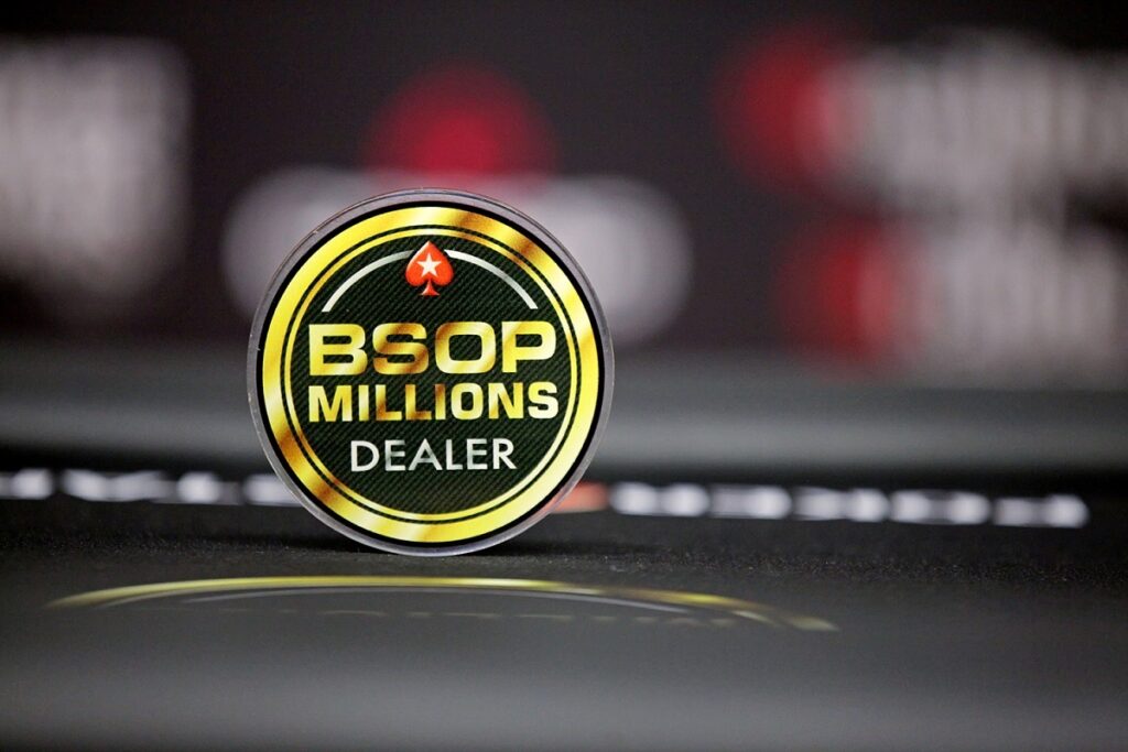 Exemplo de botão de dealer no poker live