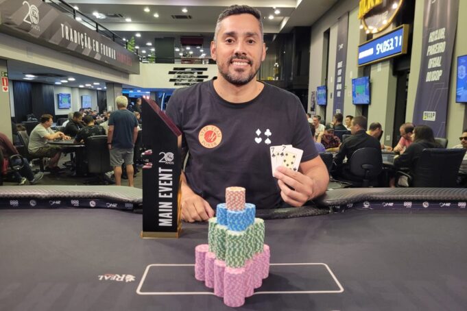 Manoel Elísio, campeão do Main Event do CPH