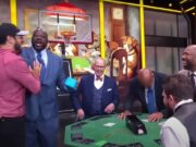 Shaquille O'Neal (esq.) fez a festa (Foto: Reprodução/YouTube @NBAonTNT)