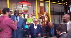 Shaquille O'Neal (esq.) fez a festa (Foto: Reprodução/YouTube @NBAonTNT)