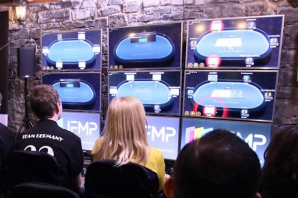 No Match Poker, os jogadores não usam cartas físicas (Foto: IFMP)