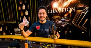 Adrian Mateos levou o belo troféu de campeão (Foto: Triton Poker)