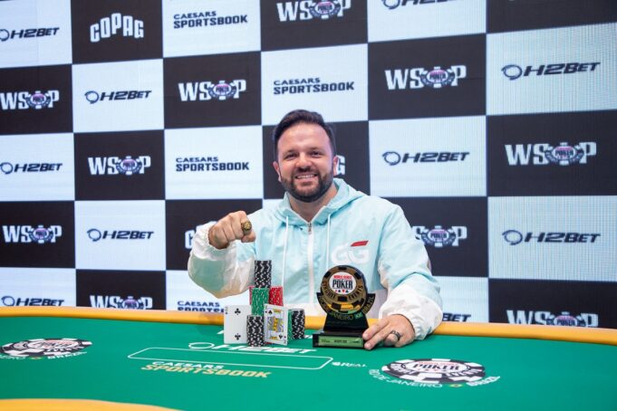 Vitor Dzi conquistou o primeiro anel da WSOP