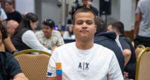 Caio Araújo, chip leader do Main Event da WSOP Brazil após o Dia 2