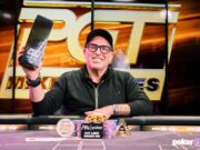 Dan Shak ficou com o belo troféu (Foto: PokerGO)