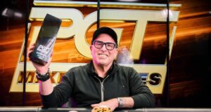 Dan Shak ficou com o belo troféu (Foto: PokerGO)