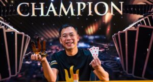 Elton Tsang adicionou o belo troféu à coleção (Foto: Triton Poker)