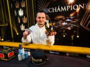 Mikita Badziakouski faturou o belo troféu (Foto: Triton Poker)