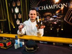 Mikita Badziakouski faturou o belo troféu (Foto: Triton Poker)