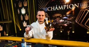 Mikita Badziakouski faturou o belo troféu (Foto: Triton Poker)