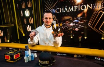 Mikita Badziakouski faturou o belo troféu (Foto: Triton Poker)