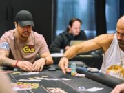 Felipe Mojave jogou ao lado de Jason Mercier no Dia 1 (Foto: PokerGO)