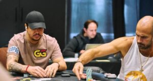 Felipe Mojave jogou ao lado de Jason Mercier no Dia 1 (Foto: PokerGO)