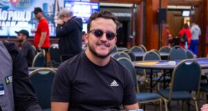 Pablo Siqueira avançou no topo do chip count