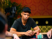 Phil Ivey tem o terceiro maior stack no chip count