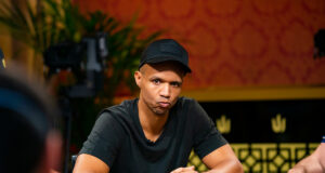 Phil Ivey tem o terceiro maior stack no chip count