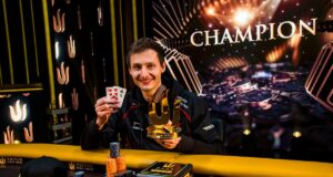 Roland Rokita levou o troféu e um belo prêmio (Foto: Triton Poker)