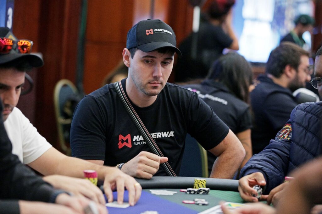 Andrei Gregory nas mesas do Dia 1B do Main Event