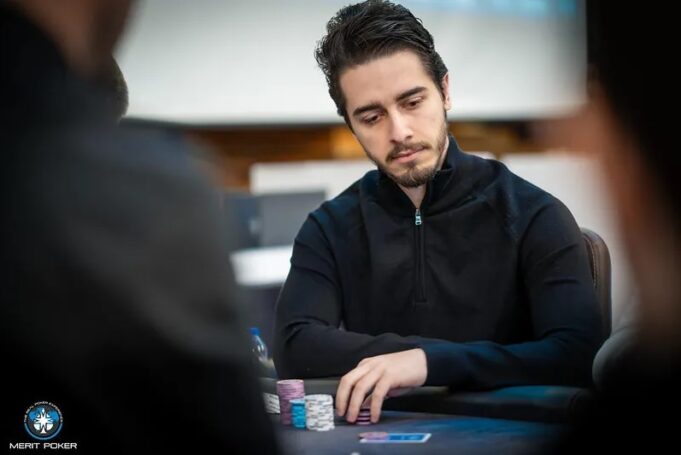 Felipe Ketzer tem uma bela pilha no Main Event da Merit Carmen Series (Foto: Merit Poker)