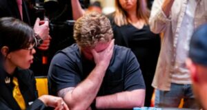 Henrik Hecklen lamentou muito o flop (foto: Joe Giron/Triton Poker)