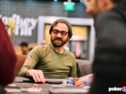 Dylan Weisman acumulou um stack gigante (foto: PokerGO)